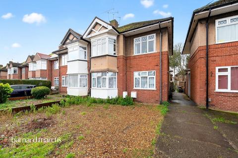 2 bed property, in Marlborough Road, £325,000