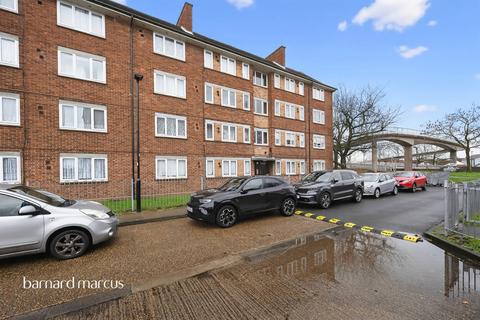 2 bed property, in Swift Road, £265,000