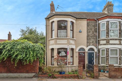 4 bed property, in High Road, £180,000