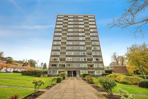 2 bed property, in Richmond Hill Road, £90,000