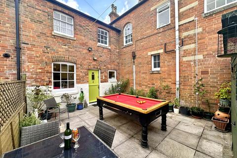 2 bed property, in The Island, £280,000