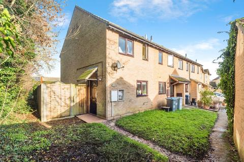 2 bed property, in Dovehouse Close, £200,000