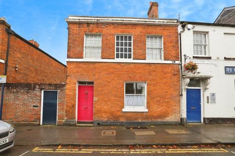 3 bed property, in New Park Street, £300,000