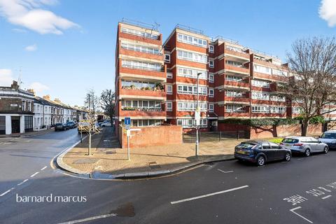1 bed property, in Bullen Street, £325,000