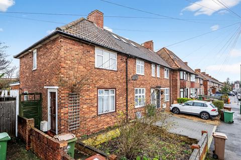 2 bed property, in Glastonbury Road, £425,000