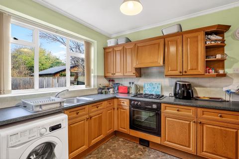 2 bed property, in Glastonbury Road, £425,000