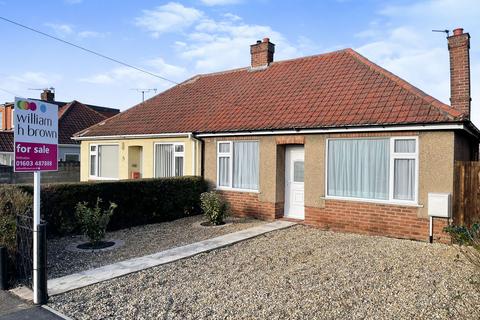 2 bed property, in Bramble Avenue, £170,000