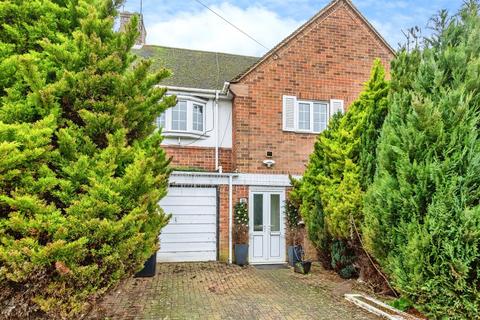 3 bed property, in Edinburgh Road, £180,000