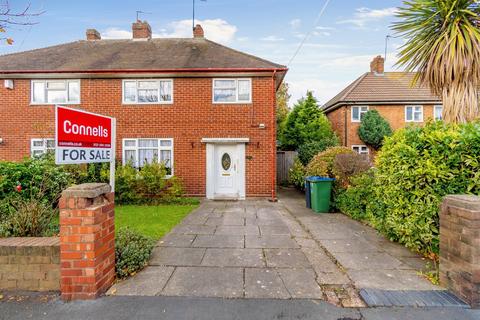 3 bed property, in Hawthorn Road, £200,000