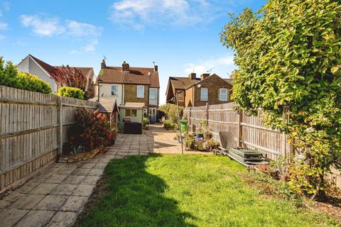4 bed property, in Willoughby Road, £550,000