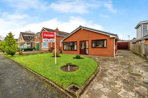2 bed property, in Dorchester Road, £270,000