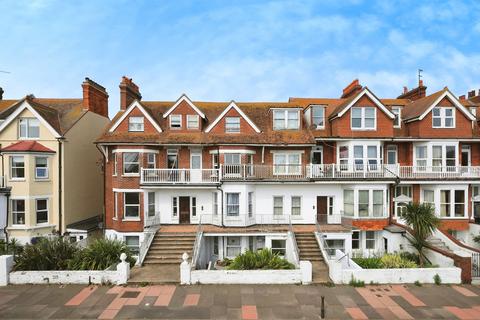 2 bed property, in Royal Parade, £140,000