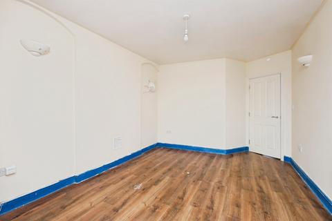 2 bed property, in Royal Parade, £120,000