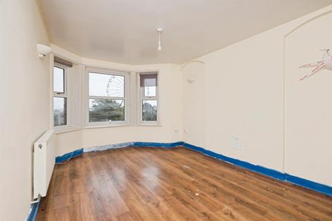 2 bed property, in Royal Parade, £120,000