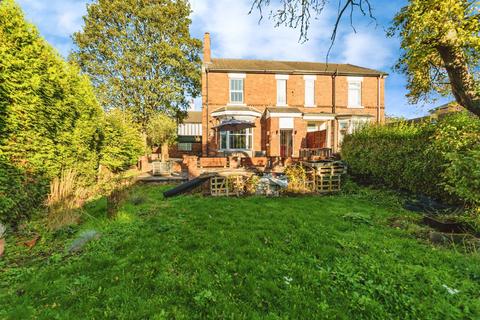 3 bed property, in Clifton Crescent South, £190,000