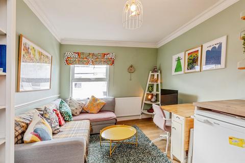 2 bed property, in Brigstocke Road, £220,000