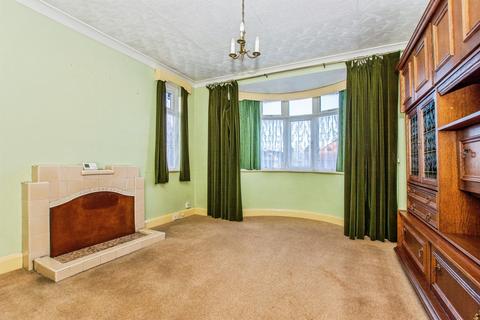 2 bed property, in Robin Hoods Walk, £175,000