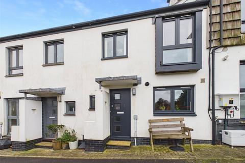 2 bed property, in Casebourne Mews, £245,000