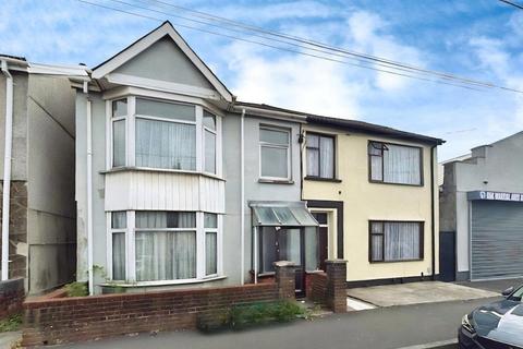 3 bed property, in Brighton Road, £130,000