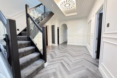 6 bed property, in Westrow Gardens, £900,000