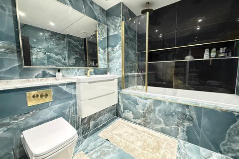 6 bed property, in Westrow Gardens, £850,000