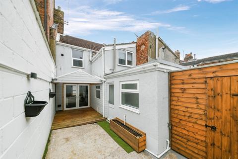 2 bed property, in Railway Road, £140,000