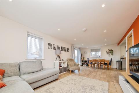 3 bed property, in Ashe Row, £375,000