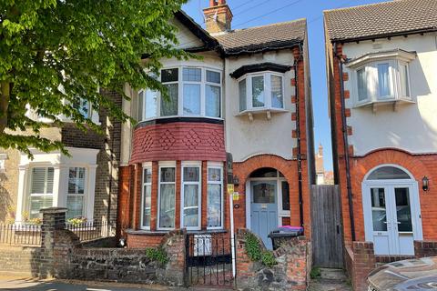 3 bed property, in Leigh-on-Sea SS9, £450,000