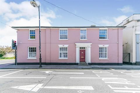 7 bed property, in East Street, £750,000