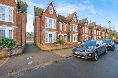 1 bed property, in St. Augustines Road, £140,000