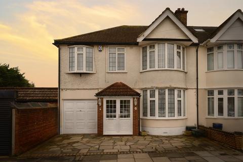 4 bed property, in Meadway, £700,000