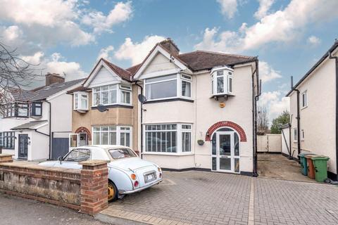 3 bed property, in Morden Way, £600,000