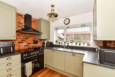 4 bed property, in Ulcombe Road, £450,000