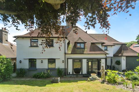 5 bed property, in Glassenbury Drive, £750,000