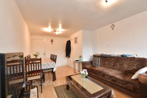 2 bed property, in Woodford Green, £250,000