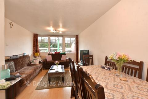 2 bed property, in Woodford Green, £220,000