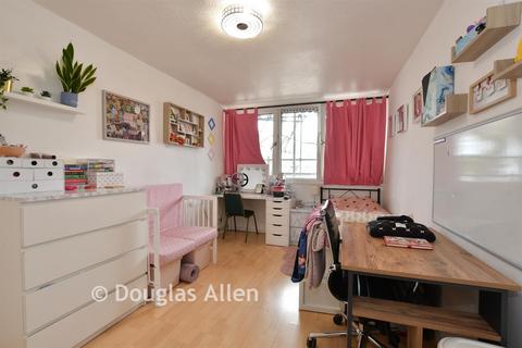 2 bed property, in Woodford Green, £250,000