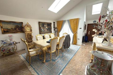 3 bed property, in Preston Gardens, £525,000