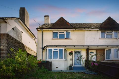 2 bed property, in Goodwood Way, £325,000