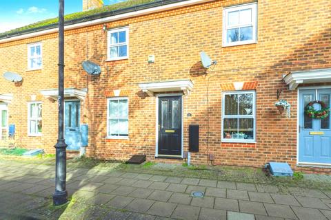 2 bed property, in Queensgate, £280,000