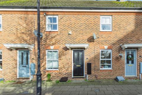 2 bed property, in Queensgate, £280,000