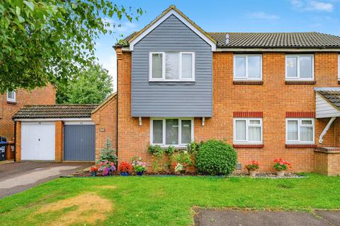2 bed property, in Nash Close, £425,000