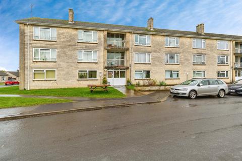 2 bed property, in Leylands Road, £90,000