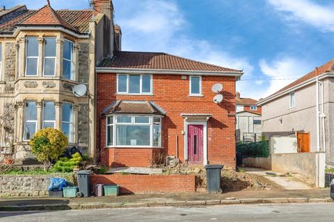 3 bed property, in Queens Road, £240,000