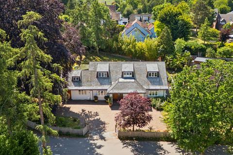 5 bed property, in Oaklands Rise, £1,600,000