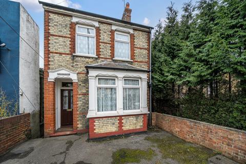 2 bed property, in Main Road, £390,000