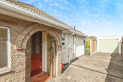 2 bed property, in Lawrence Crescent, £175,000