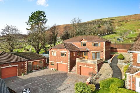 4 bed property, in Bronheulwen, £585,000