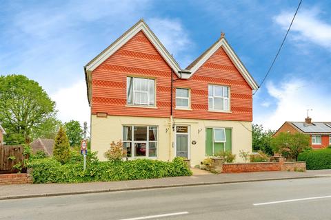 2 bed property, in Top Road, £150,000