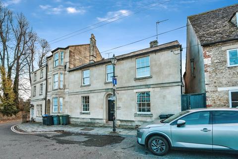 1 bed property, in St. Mary Street, £190,000